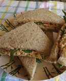 Sándwiches con salmón y rúcula