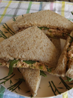 Una foto de Sándwiches con salmón y rúcula