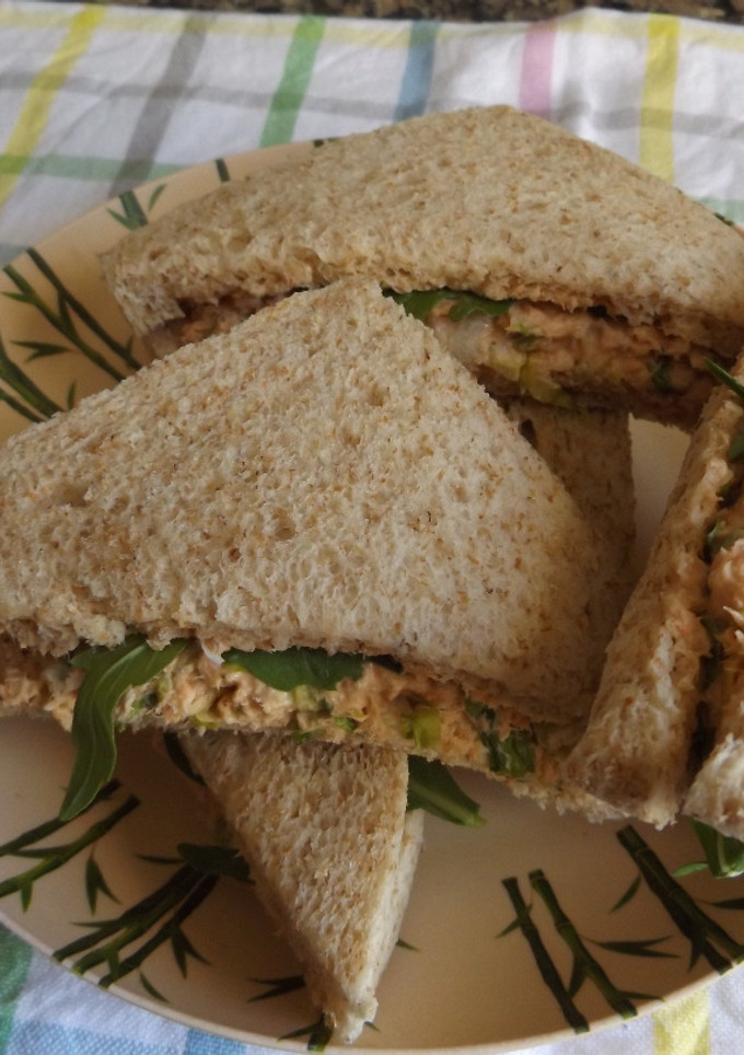 Una foto de Sándwiches con salmón y rúcula