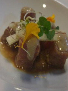 Una foto de Atún marinado con soja y lima, mahonesa de anchoas y manzana