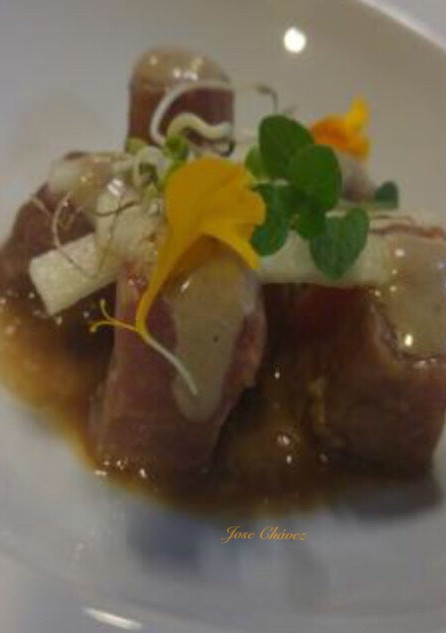 Una foto de Atún marinado con soja y lima, mahonesa de anchoas y manzana