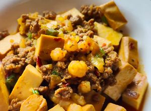 Hình của món Đậu hũ tôm thịt sốt sa tế.