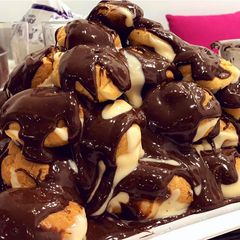 A picture of Profiteroles.