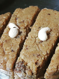 घी लेफ्टओवर का मिल्क केक (Ghee leftover ka milk cake recipe in Hindi) रेसिपी मुख्य फोटो