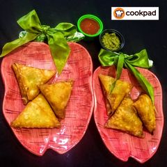 A picture of Mack and cheese samosa.