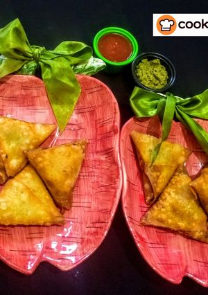 A picture of Mack and cheese samosa.