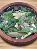 Ensalada de espinacas con manzana y algo más