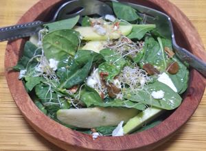 Una foto de Ensalada de espinacas con manzana y algo más