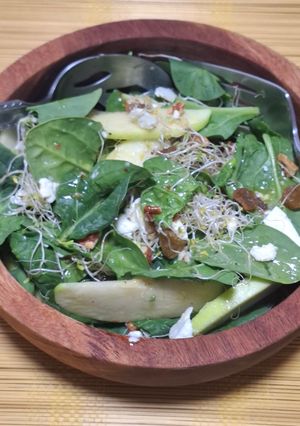 Una foto de Ensalada de espinacas con manzana y algo más