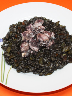 Una foto de Arroz negro con chopitos