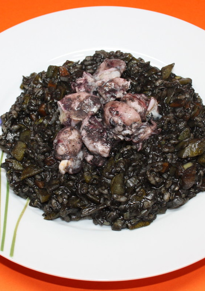 Una foto de Arroz negro con chopitos