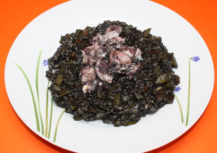 Arroz negro con chopitos