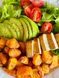 🌱 Salade végétarienne à la patate douce rôtie et tofu fumé