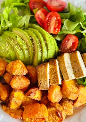 Une photo de 🌱 Salade végétarienne à la patate douce rôtie et tofu fumé