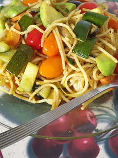 Una foto de Espaguetis salteados con verduras curry y mostaza