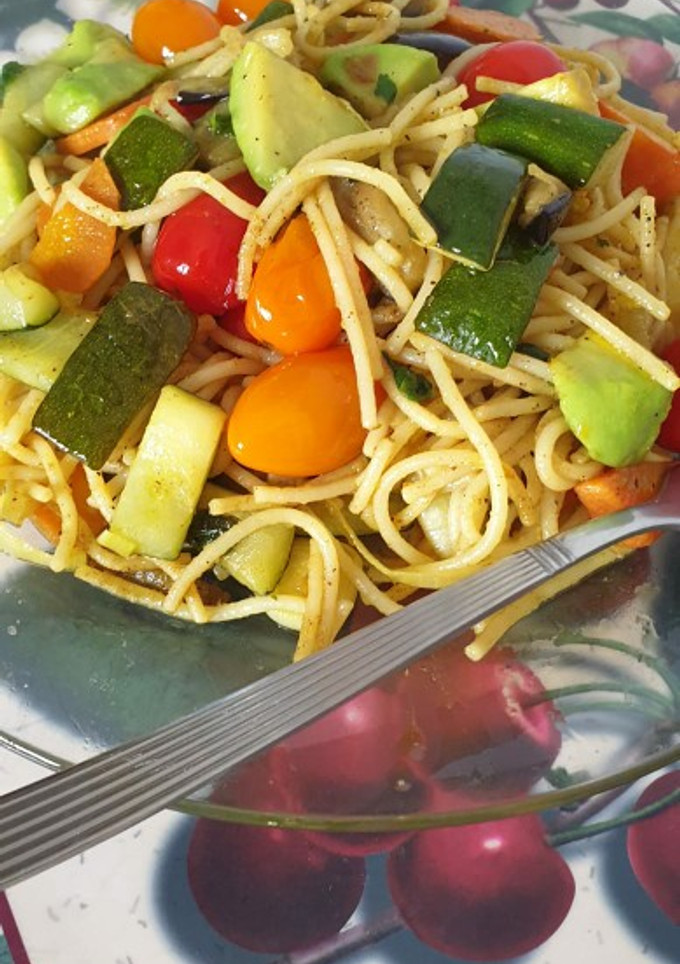 Una foto de Espaguetis salteados con verduras curry y mostaza