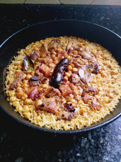 Una foto de Garbanzos con trufa y arroz al horno