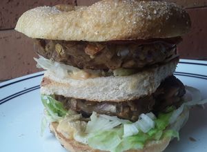 Una foto de Hamburguesa doble de lentejas y atún🤔😋😉