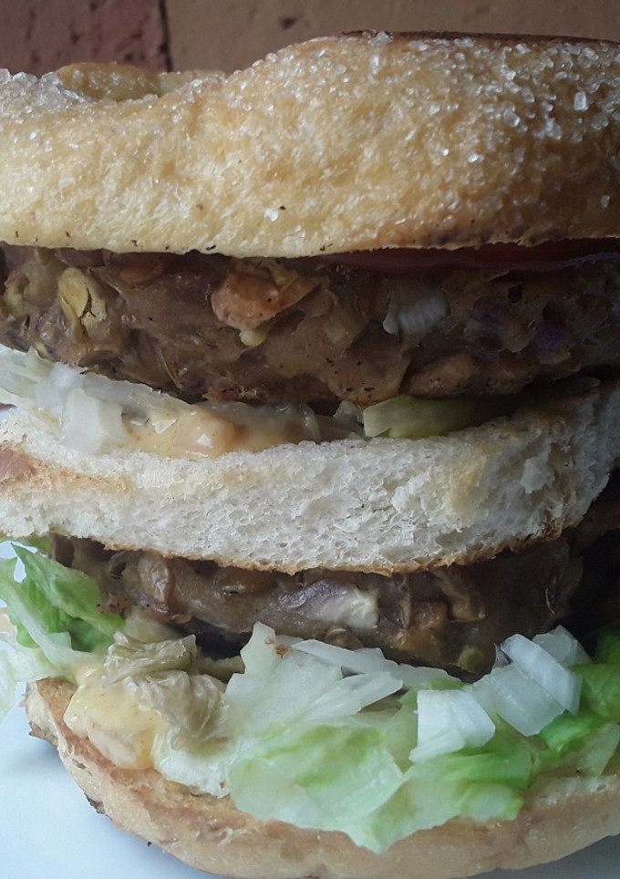 Una foto de Hamburguesa doble de lentejas y atún🤔😋😉