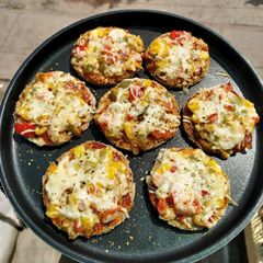 A picture of Mini crispy pizzas.