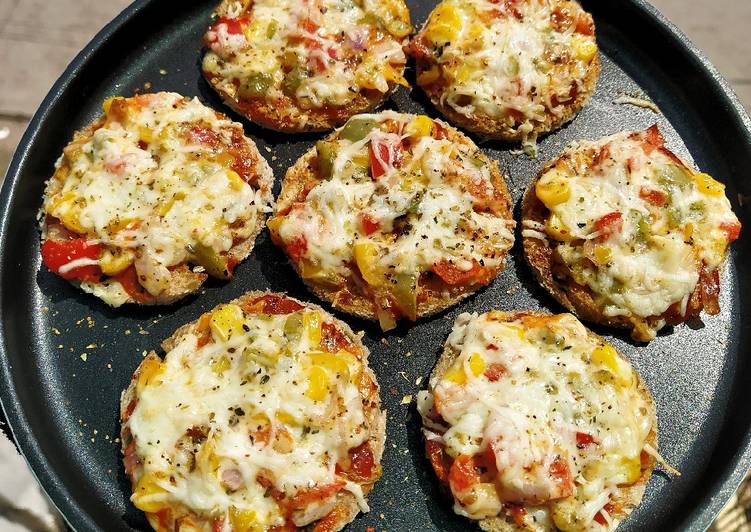 Mini crispy pizzas