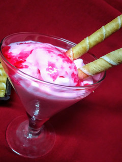 स्ट्रॉबेरी आइसक्रीम (strawberry Icecream recipe in Hindi) रेसिपी मुख्य फोटो