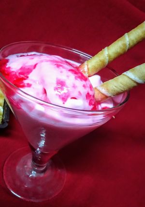 स्ट्रॉबेरी आइसक्रीम (strawberry Icecream recipe in Hindi) रेसिपी मुख्य फोटो