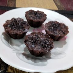 A picture of Choco chips cupcakes.