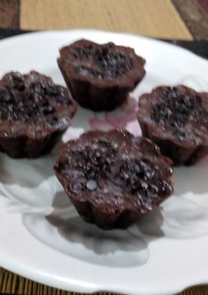 A picture of Choco chips cupcakes.