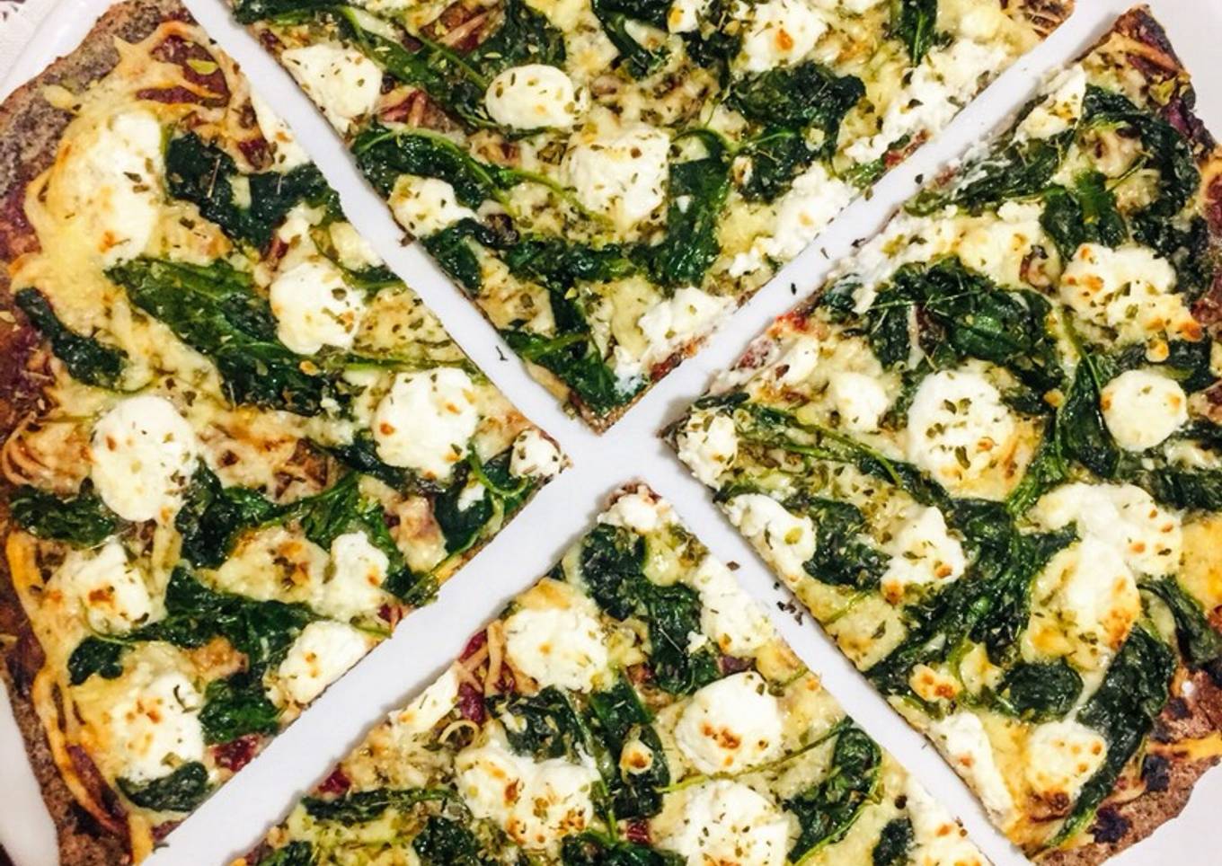 Pizza de masa de quinoa con espinacas y queso de cabra