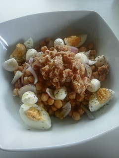 Una foto de Ensalada de garbanzos con atún y mozzarella