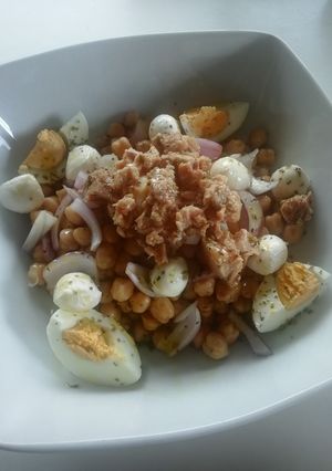 Una foto de Ensalada de garbanzos con atún y mozzarella