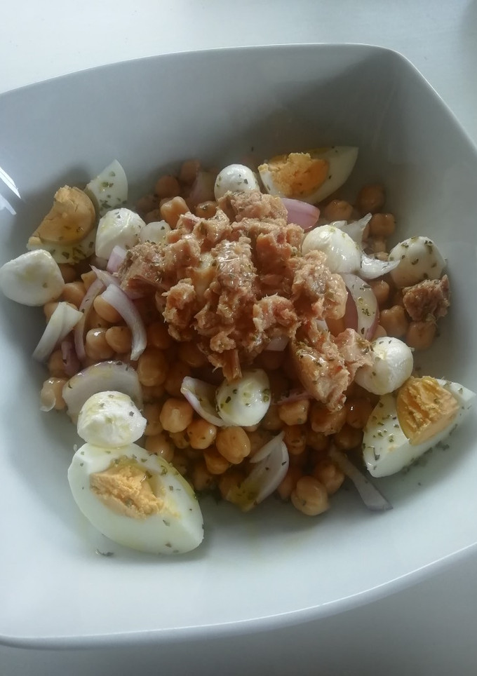Una foto de Ensalada de garbanzos con atún y mozzarella
