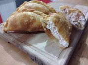 Una foto de empanadas de queso crema