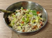 Una foto de ensalada de pollo con lechuga
