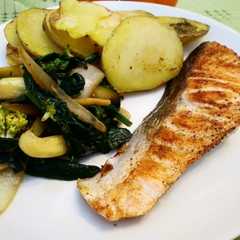 Una foto de Salmón con patatas al horno