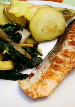 Una foto de Salmón con patatas al horno