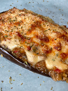 Una foto de Berenjenas rellenas de Carne y Bechamel en Mambo