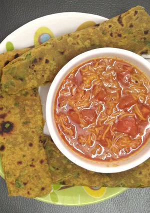 પાલક થેપલા(Palak Thepla Recipe In Gujarati) રેસીપી મુખ્ય ફોટો