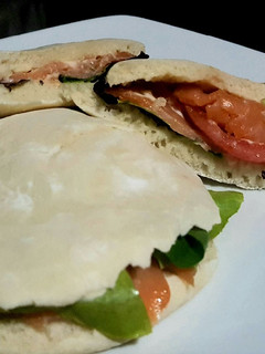 Una foto de Sándwich o refuerzo de pan de pita y salmón