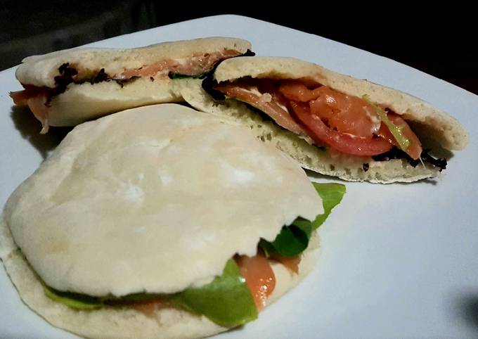 Sándwich o refuerzo de pan de pita y salmón