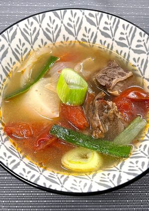 營養滿滿~微酸辣的「白蘿蔔番茄牛肋湯」 的食譜成品照片