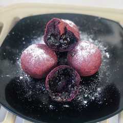 A picture of Bola Ubi Ungu isi Coklat.