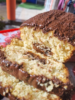 Una foto de Budín con corazón de dulce de leche y chocolate 🍫