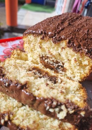 Una foto de Budín con corazón de dulce de leche y chocolate 🍫