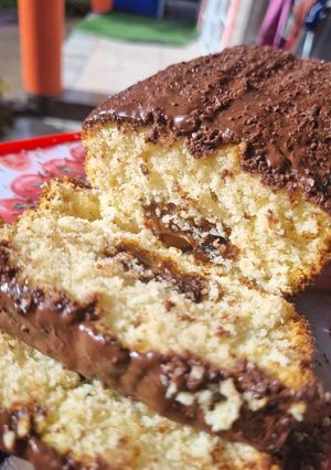 Una foto de Budín con corazón de dulce de leche y chocolate 🍫