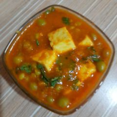 A picture of Matar Paneer.