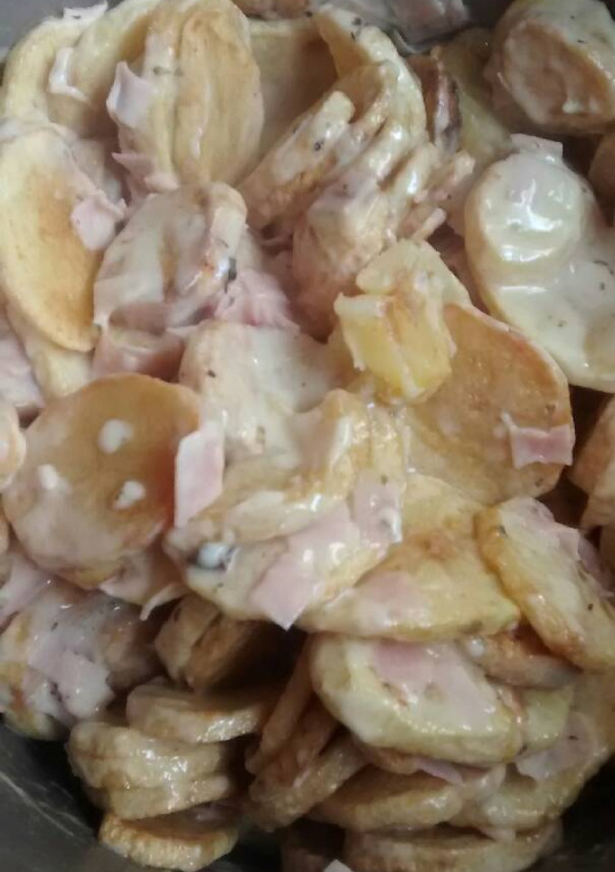 Una foto de Papas fritas con salsa de crema,queso y paleta