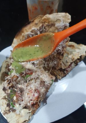 Una foto de Tlayuda oaxaqueña con carne enchilada