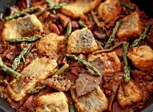 Foto principal de Cazuela de merluza y rape con rovellons y sofrito de sepia